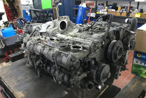 Der erste, wassergekühlte Boxermotor von Porsche ist deutlich besser als sein Ruf, aber auch er benötigt, wie seine luftgekühlten Vorgänger, eine erfahrende Hand und den Willen, Dinge nicht nur auszutauschen, sondern zu reparieren.