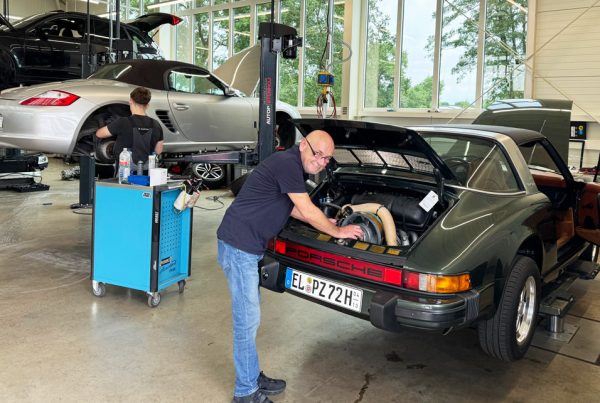 Dieter Schüßler, ein fester Bestandteil der lokalen Porsche-Welt, wurde am 30. Juni 2025 in den Altersruhestand verabschiedet. Erfreulicherweise bleibt er uns noch für einige Zeit tageweise erhalten, um uns weiterhin mit Rat und Tat zur Seite zu stehen.