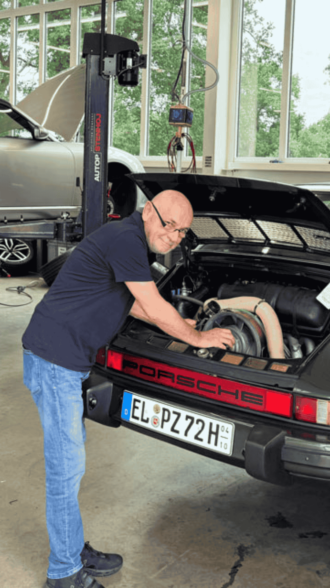 Dieter Schüßler, ein fester Bestandteil der lokalen Porsche-Welt, wurde am 30. Juni 2025 in den Altersruhestand verabschiedet. Erfreulicherweise bleibt er uns noch für einige Zeit tageweise erhalten, um uns weiterhin mit Rat und Tat zur Seite zu stehen.