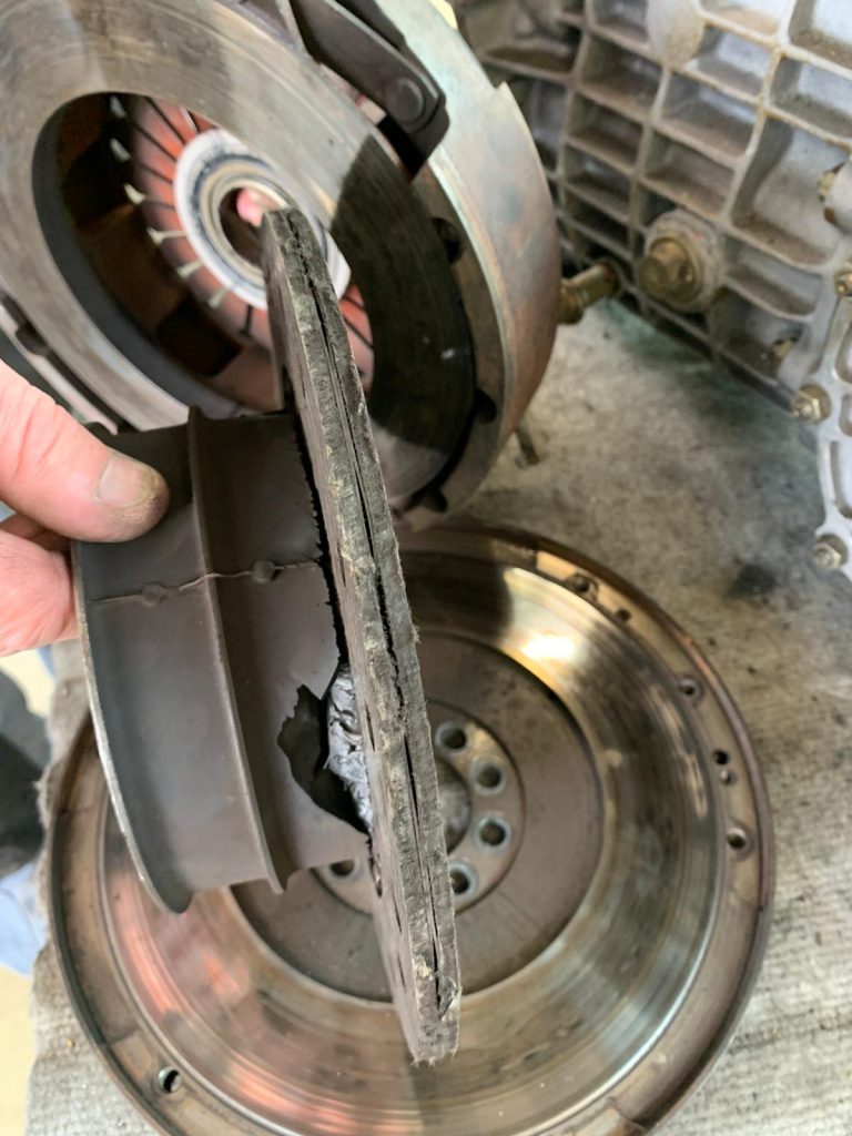 Gerissener Gummidämpfer einer alten Porsche 911 3.2 Kupplung mit G50-Getriebe