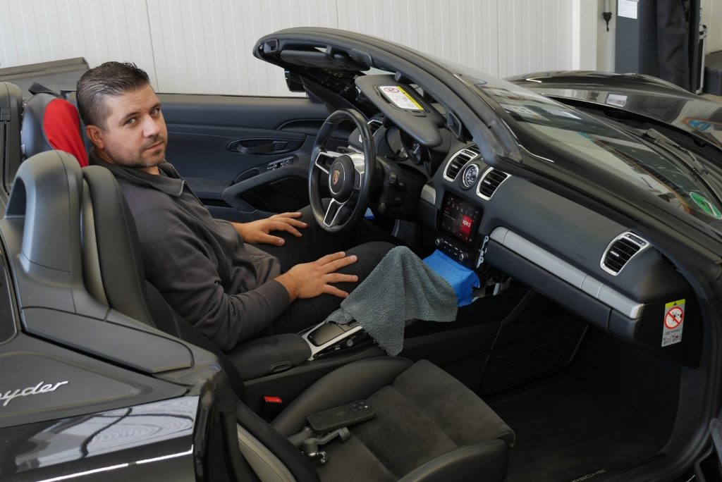 PCCM Plus Einbau bei Elferdienst in einem Porsche Boxster Spyder